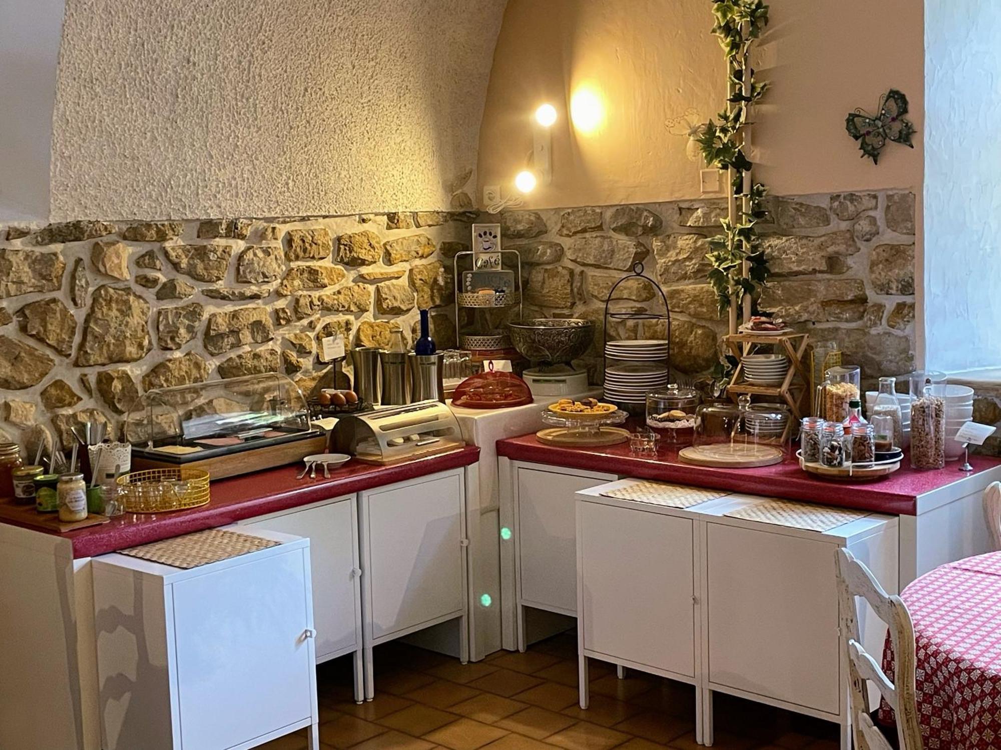 Отель Le Manoir Du Raveyron Валлон-Пон-д'Арк Экстерьер фото